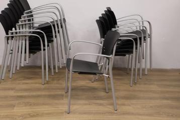 12 kantoorstoelen in prima staat stapelbaar beschikbaar voor biedingen