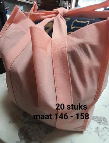 Meisjes kledij maat 146-158 pakket beschikbaar voor biedingen