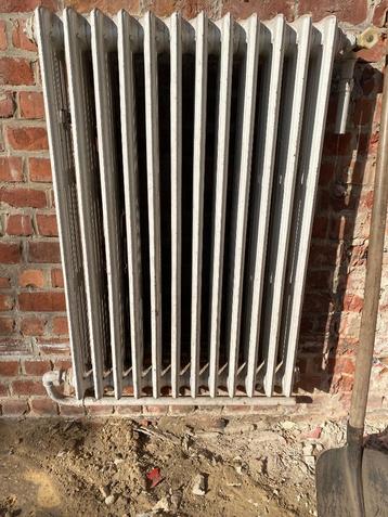 Vintage gietijzeren radiator beschikbaar voor biedingen