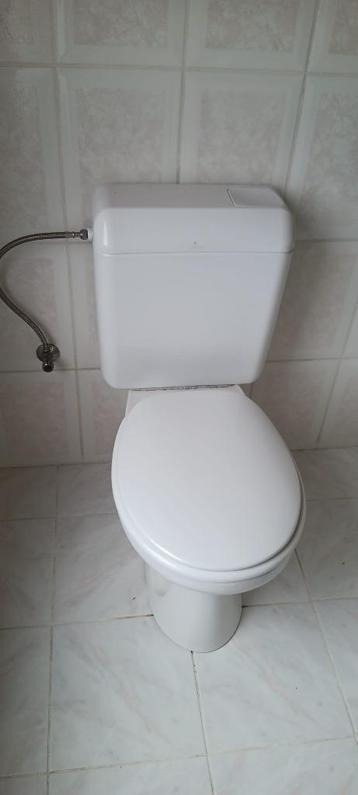 Badkamer met bijhorend meubelair beschikbaar voor biedingen