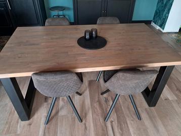 Eettafel beschikbaar voor biedingen