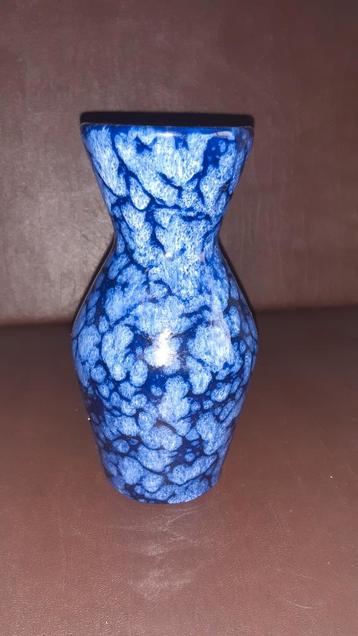 Vase en faïence bleue.