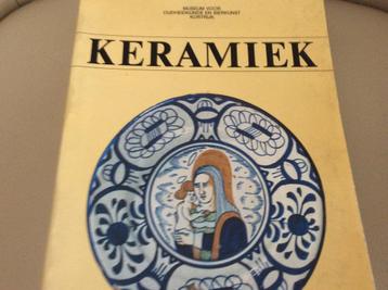 KERAMIEK.  museum oudheidskunde  1981. 471 blz.. beschikbaar voor biedingen