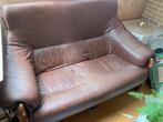 bruine kunstleren sofa / divan / zetel - gratis, te geven, Huis en Inrichting, Gebruikt, Hout, Ophalen, Tweepersoons