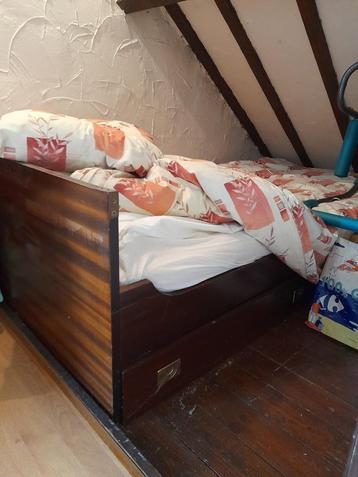Beau lit simple en bois avec tiroirs