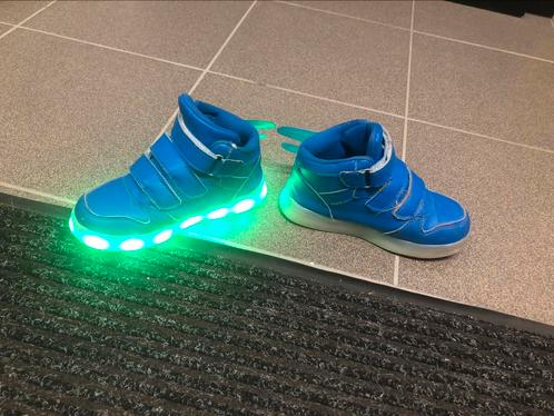 Schoenen met lichtjes en oplaadkabel. Maat 28, Kinderen en Baby's, Kinderkleding | Schoenen en Sokken, Schoenen, Ophalen of Verzenden