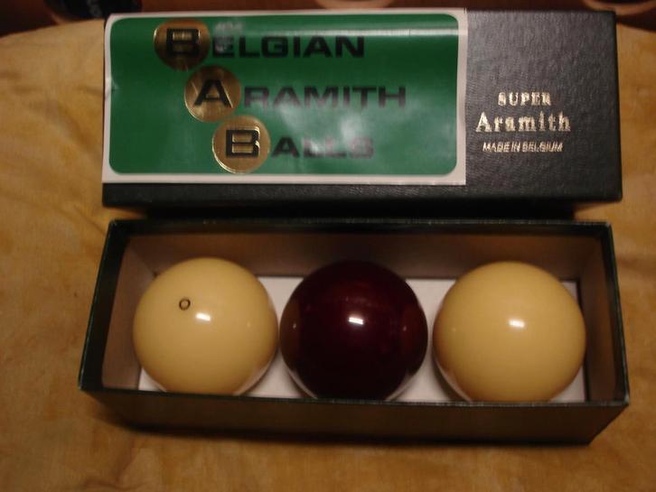 Super Aramith Dark Red 61,5mm, Sports & Fitness, Billards & Billards américains, Comme neuf, Queue ou Boules, Enlèvement