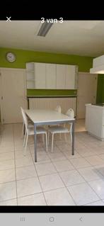 Keukentafel en 4 stoelen. Wit tafelblad. Witte stoelen., Ophalen, Vier personen, Rechthoekig, Kunststof