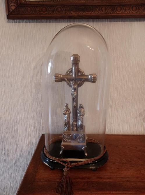 Antiek kruisbeeld verzilverde legering met stolp, Antiek en Kunst, Antiek | Religieuze voorwerpen, Ophalen