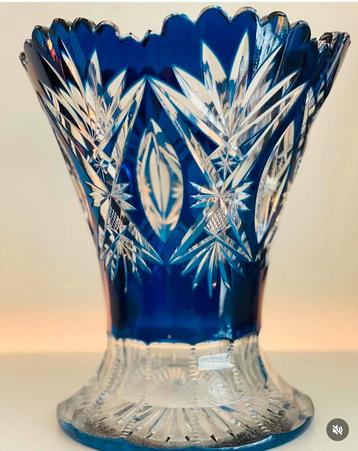Val Saint Lambert blue crystal vase Hubert Fourage beschikbaar voor biedingen