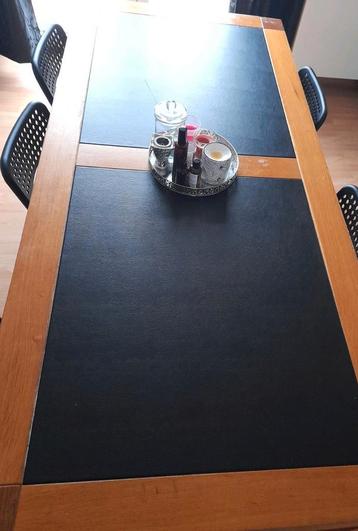 Table à manger en bois massif, revêtement en cuir, milieu, Enlèvement, Comme neuf