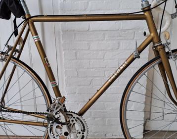 Retro koersfiets goudkleurig  beschikbaar voor biedingen