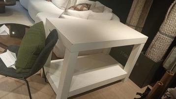 Witte tafel  beschikbaar voor biedingen