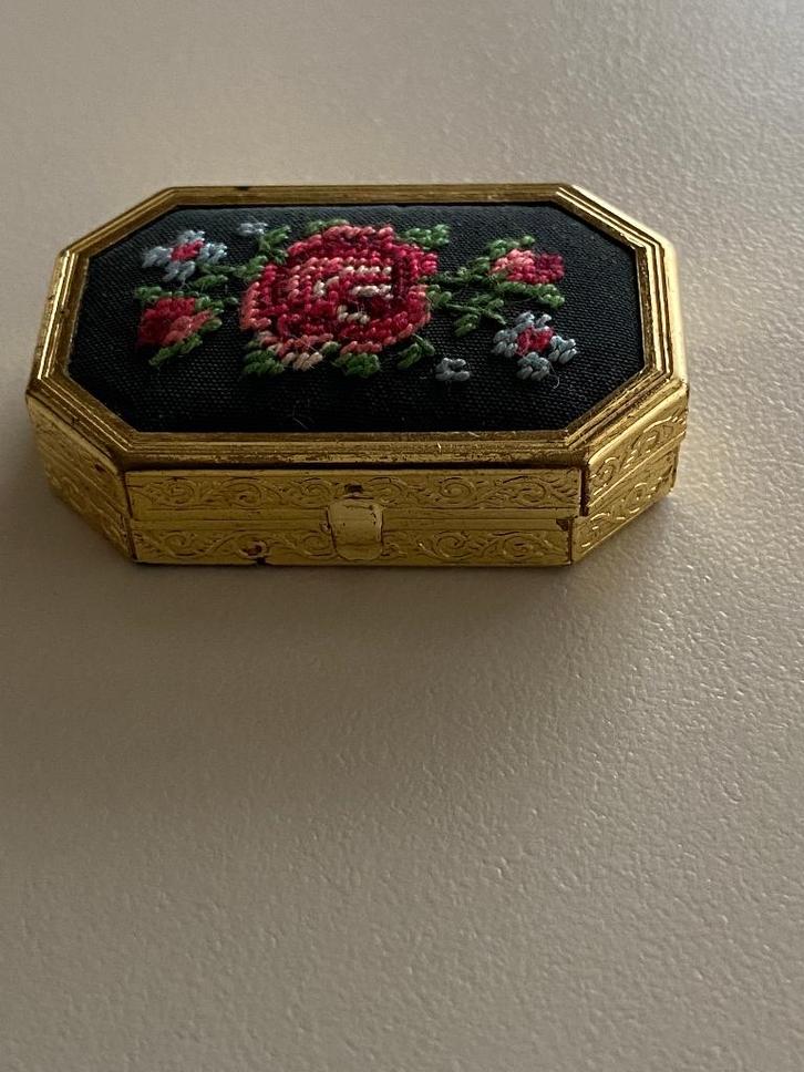 Pillendoosjes Avon en Lady Violet, Verzamelen, Overige Verzamelen, Gebruikt, Ophalen of Verzenden