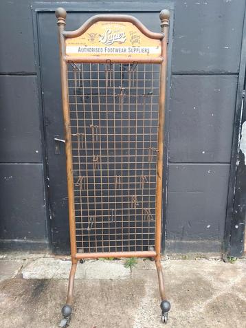 Industrieel display- of presentatierek beschikbaar voor biedingen