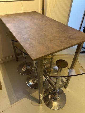 Hoge tafel met blad uit natuursteen + 5 krukken beschikbaar voor biedingen