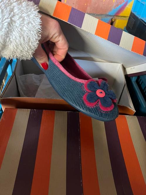 Partij opruiming, 49 paar pantoffels, €1,50 per paar! Nieuw, Kleding | Dames, Schoenen, Nieuw, Ophalen