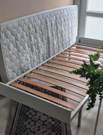 Eenpersoonsbed met matras beschikbaar voor biedingen