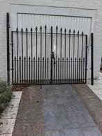 Smeedijzeren poort  233cm breed met palen 244cm, Ophalen, Gebruikt