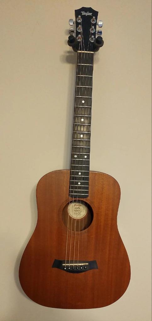 Gitaar Baby Taylor 305-M met gigbag, Muziek en Instrumenten, Snaarinstrumenten | Gitaren | Akoestisch, Gebruikt, Western- of Steelstringgitaar