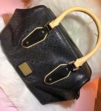 Guess Zwarte Monogram Tas – Kunstleer met Beige Handvatten, Handtassen en Accessoires, Tassen | Damestassen, Verzenden, Gebruikt