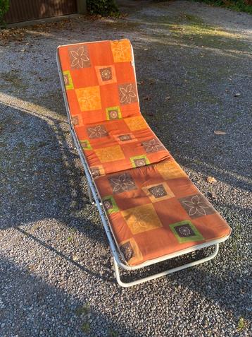 Vintage ligbed beschikbaar voor biedingen