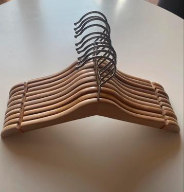 Cintres enfant en bois massif 10 pieces beschikbaar voor biedingen