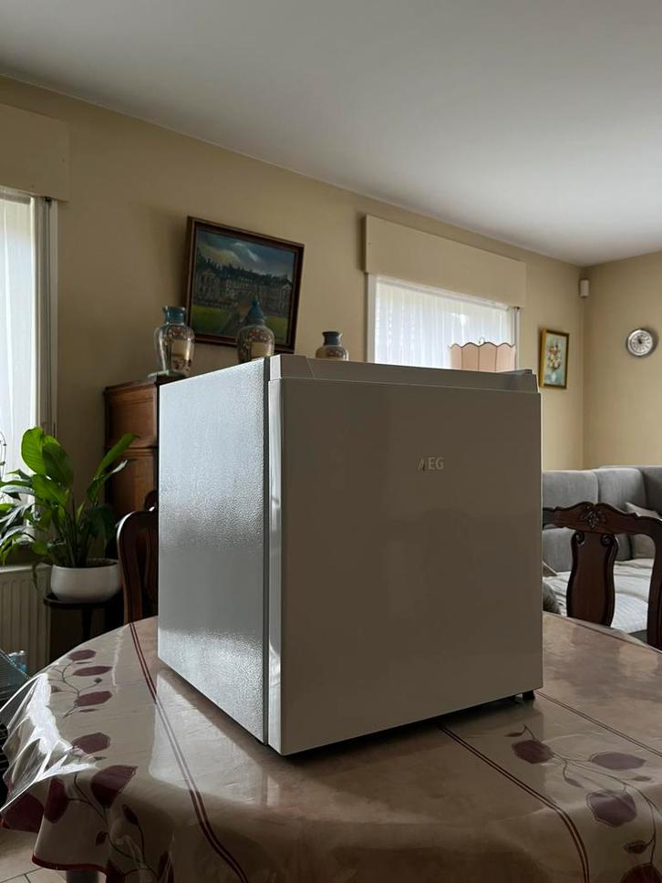 Petit frigo AEG, Electroménager, Réfrigérateurs & Frigos, Comme neuf, Sans bac à congélation, Moins de 75 litres, Moins de 85 cm