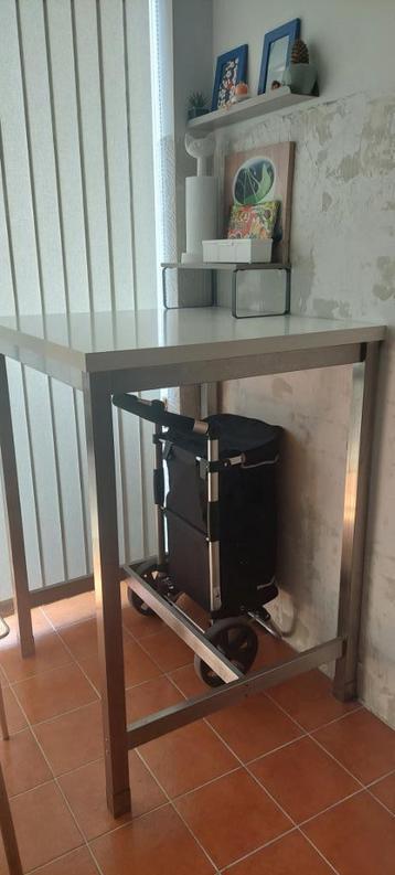Staande hoge eettafel beschikbaar voor biedingen