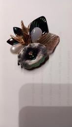 Broche., Enlèvement