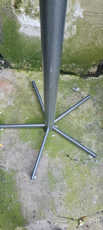 Porte-manteau d'un ministère.  beschikbaar voor biedingen