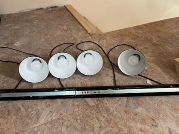 Hanglampen en opbouwspots (ook apart te koop) beschikbaar voor biedingen