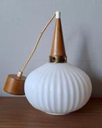 Vintage hanglamp - Scandinavisch design - Opaline en hout, Antiek en Kunst, Antiek | Verlichting, Ophalen of Verzenden