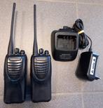 Te koop: 2 x Kenwood tk3302 met 1 lader, Telecommunicatie, Portofoons en Walkie-talkies, Ophalen of Verzenden, Zo goed als nieuw