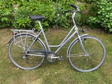 Damesfiets in goede staat beschikbaar voor biedingen