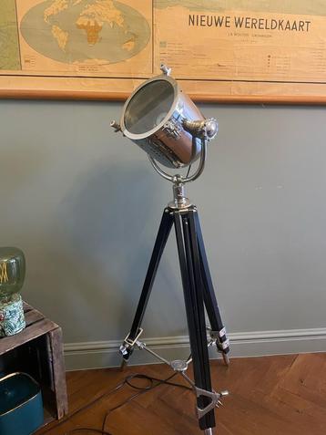 Spot staanlamp beschikbaar voor biedingen