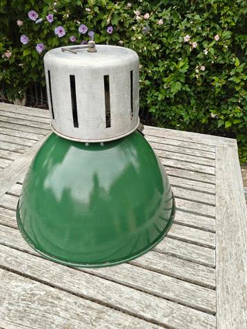 Oude Franse industriële groene emaille hanglamp beschikbaar voor biedingen