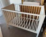 Babybed op wieltjes met matrasje en 2 hoeslakentjes, Ophalen, Gebruikt
