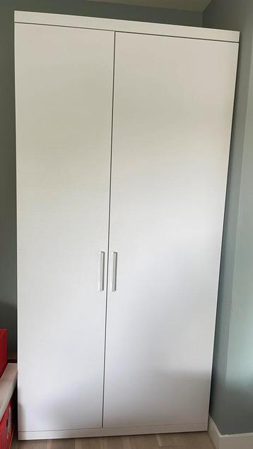 Mooie witte kast beschikbaar voor biedingen