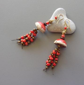 Boheemse oorbellen van rood keramiek en koraal