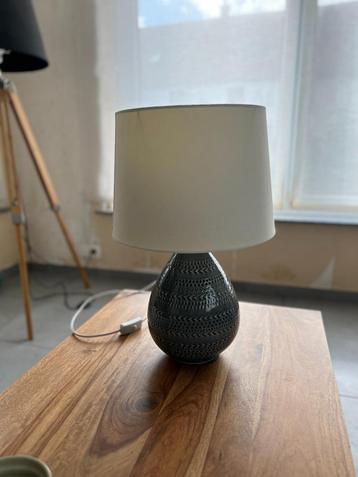 Lampe abat-jour en céramique gris à motifs