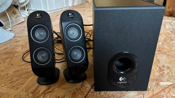 Kit d’enceintes Logitech X-230, Informatique & Logiciels, Enceintes Pc, Utilisé, Canal audio 2.1, Enlèvement