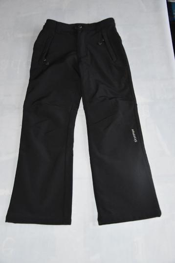 8 jaar oude skibroek beschikbaar voor biedingen