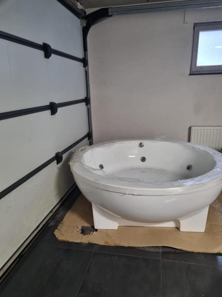 nieuw bubbelbad in perfecte staat, Huis en Inrichting, Badkamer | Complete badkamers, Zo goed als nieuw, Ophalen