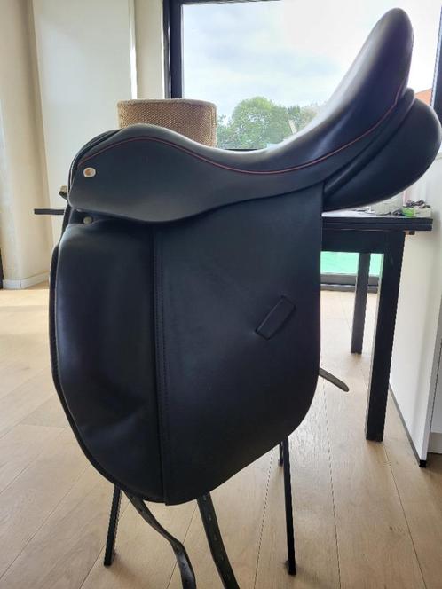 Dressuurzadel Esta Professional 17,5 inch, Animaux & Accessoires, Chevaux & Poneys | Selles, Comme neuf, Dressage, Enlèvement