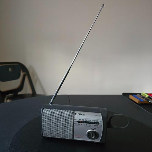 Kleine transistor radio Sony ICF-303, Audio, Tv en Foto, Radio's, Gebruikt, Radio, Ophalen of Verzenden