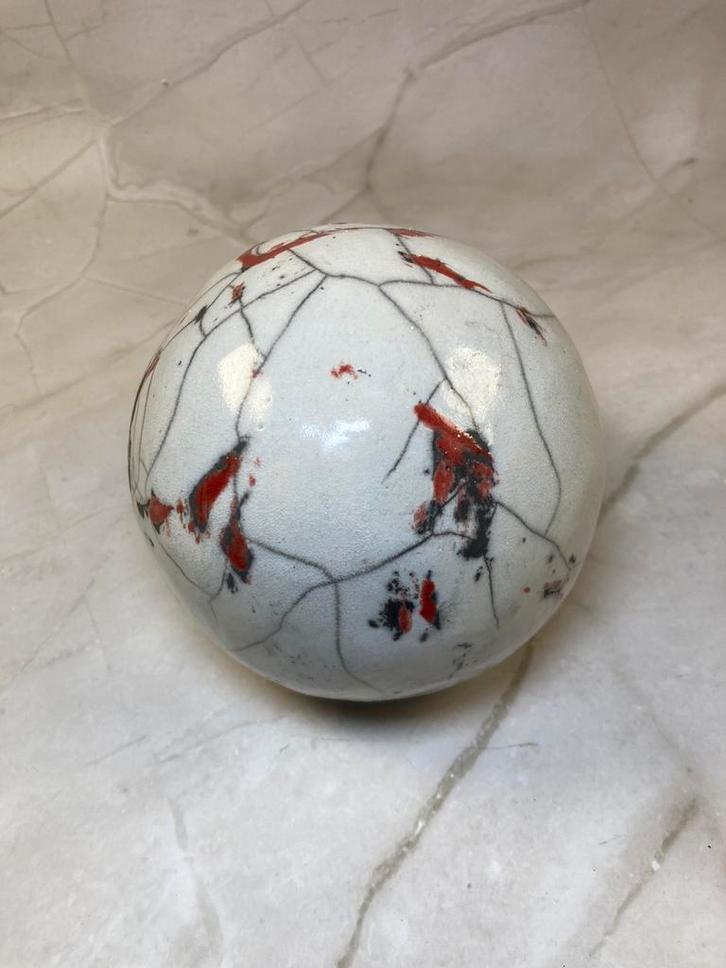 Sphère en céramique raku avec glaçure craquelé accent rouge, Antiek en Kunst, Antiek | Keramiek en Aardewerk, Ophalen of Verzenden
