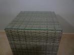 NIEUW wicker bijzettafeltje 45 x 45 x 47 cm met glazen blad., Ophalen, Nieuw