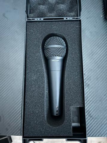 Micro Behringer + pied de micro +flight case +câble XLR beschikbaar voor biedingen