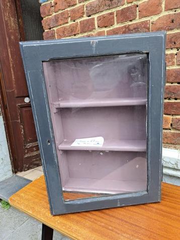 Vitrine à suspendre beschikbaar voor biedingen